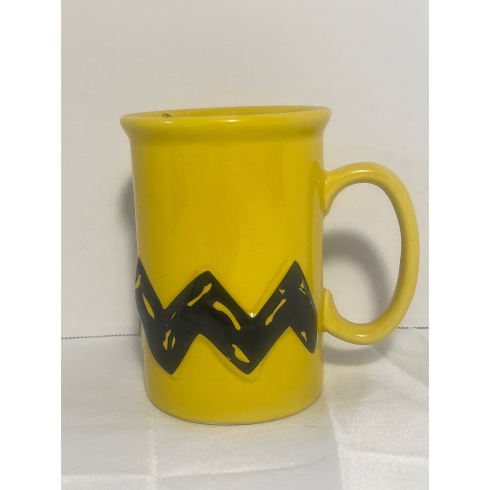 Charlie‎ Brown Coffee Mug Yellow Black Zigzag Peanuts Worldwide LLC 2010